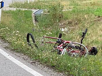 Im mittelfr&auml;nkischen Kreis Neustadt an der Aisch hat sich ein schwerer Unfall zwischen einem Auto und einem Radfahrer ereignet. Der Radfahrer verstarb noch am Unfallort. Foto: NEWS5 / Friedrich