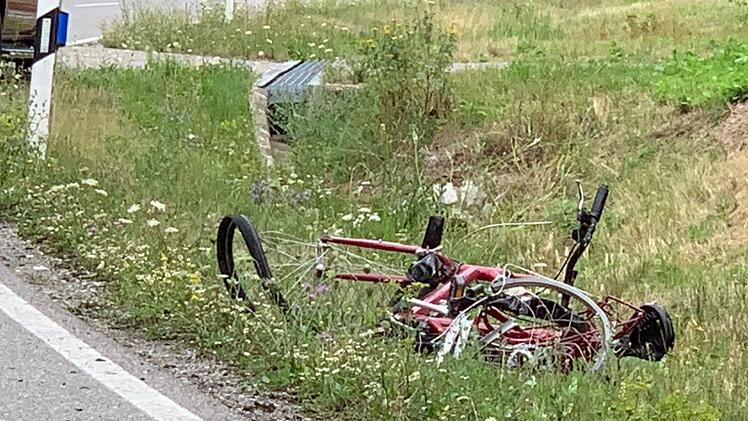 Im mittelfr&auml;nkischen Kreis Neustadt an der Aisch hat sich ein schwerer Unfall zwischen einem Auto und einem Radfahrer ereignet. Der Radfahrer verstarb noch am Unfallort. Foto: NEWS5 / Friedrich