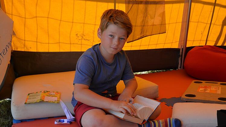 Aus alten Büchern des "'s Blaue Stäffala" werden kleine Kunstwerke.  Foto: Franka Struve