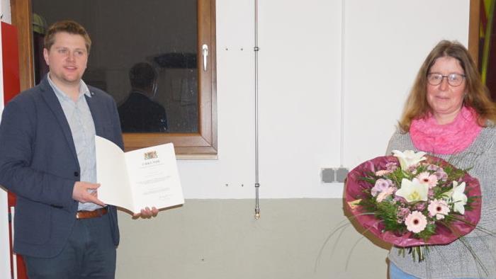 Sabine Schiffler wurde für ihr 18-jähriges ehrenamtliches Engagement als  Gemeinderätin des Marktes Zeitlofs mit einer Ehrenurkunde des Freistaats  Bayern ausgezeichnet. Die Ehrung und Glückwünsche überbrachte  Bürgermeister Matthias Hauke. Foto: Marion Eckert