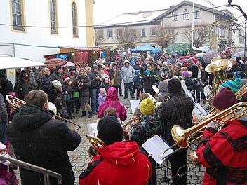Ein Höhepunkt beim Ebensfelder Weihnachtsmarkt war der Auftritt des Schülerorchesters. Fotos: Andreas Welz