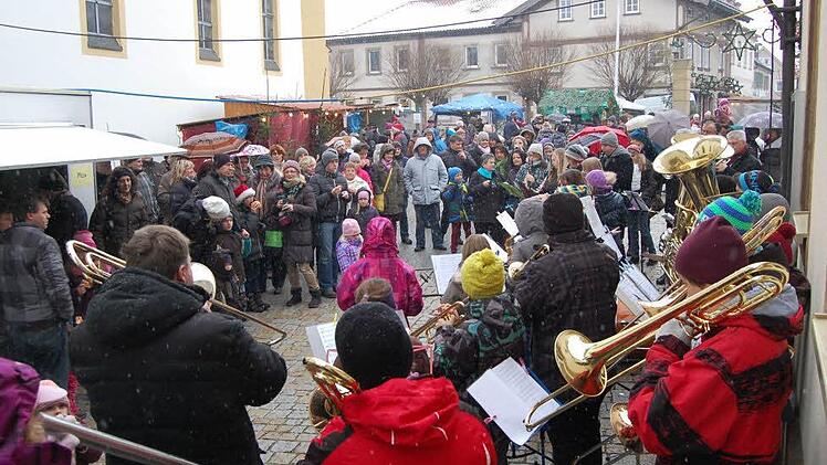 Ein Höhepunkt beim Ebensfelder Weihnachtsmarkt war der Auftritt des Schülerorchesters. Fotos: Andreas Welz