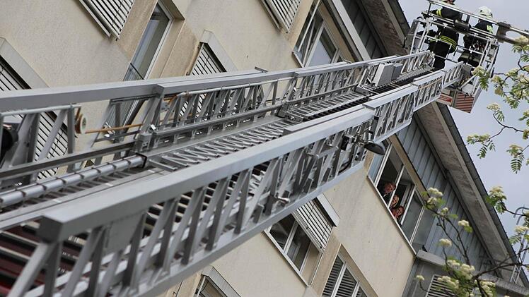 Und fahren damit zu einem Fenster des Kronacher Seniorenheims.