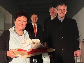 Pfeffersäcke werden am Sonntag für das Gewürzmuseum verkauft. Unser Bild zeigt Projektleiterin Sigrid Daum, Clemens Angermann von der Lokalen Aktionsgruppe, Landrat Klaus Peter Söllner und Michael Hofmann vom Leader-Management Oberfranken. Foto: Alexander Hartmann
