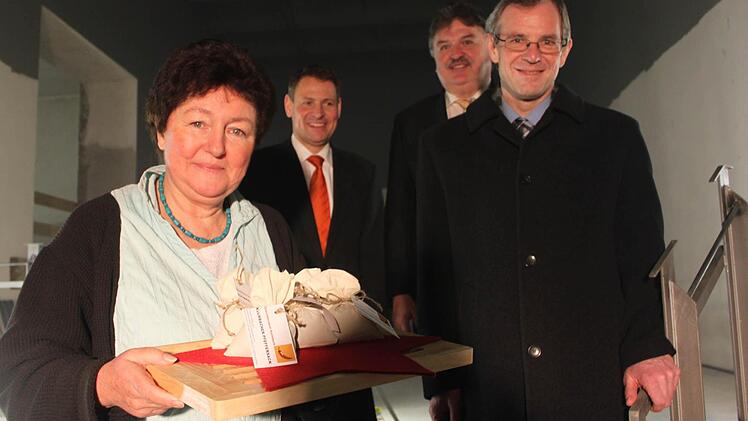Pfeffersäcke werden am Sonntag für das Gewürzmuseum verkauft. Unser Bild zeigt Projektleiterin Sigrid Daum, Clemens Angermann von der Lokalen Aktionsgruppe, Landrat Klaus Peter Söllner und Michael Hofmann vom Leader-Management Oberfranken. Foto: Alexander Hartmann