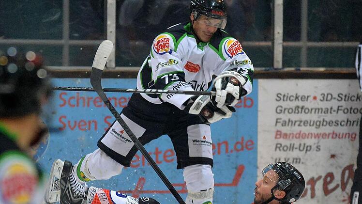 Markus Babinsky scheint in dieser Szene obenauf, doch gegen den ESC Dorfen hatten er und die Höchstadt Alligators nicht wirklich eine Chance. Nach zwei Dritteln stand es 1:6. Foto: Picturedreams