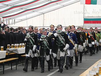 Einmarsch der Chargierten ins Festzelt. Foto: Simone Bastian