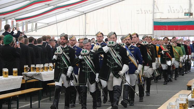 Einmarsch der Chargierten ins Festzelt. Foto: Simone Bastian