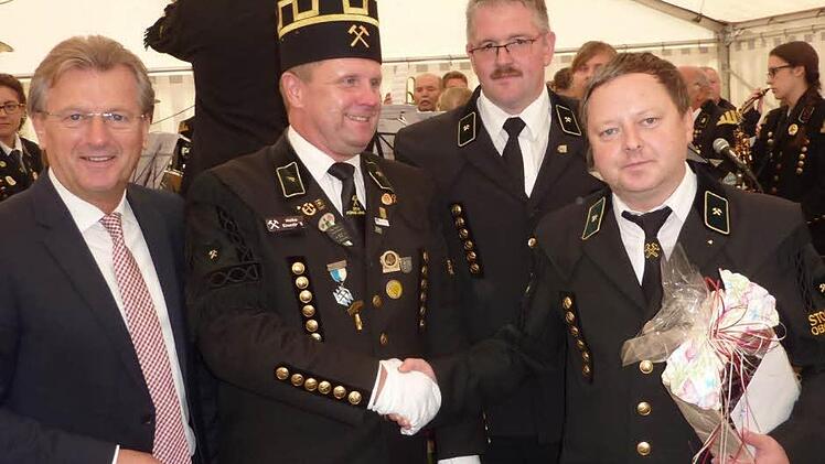 Auszeichnung verdienter Knappen (von links): Schirmherr Bürgermeister Rainer Detsch, Vorsitzender Heiko Eisenbeiß, Michael Lenker und Michael Rebhan  Foto: Gerd Fleischmann