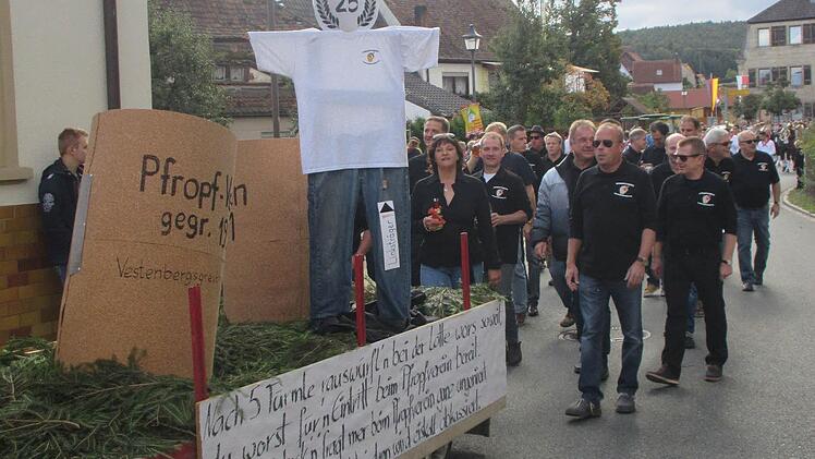 Der Vestenbergsgreuther Pfropfverein feierte beim Umzug am Sonntag sein 25. Jubiläum. Foto: Helena Frömel