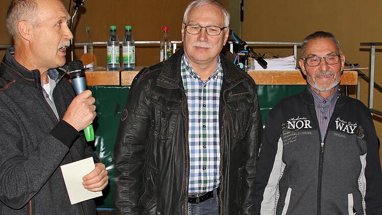 Zwei erfolgreiche Sportler ehre zweiter Bürgermeister Werner Keller (links) bei der Bürgerversammlung in Rannungen: Rolf Berninger (zweiter von links) ist erfolgreicher Skiläufer und Schütze, Siegfried Kess (rechts) ebenso erfolgreicher Marathonläufer. Foto: Dieter Britz