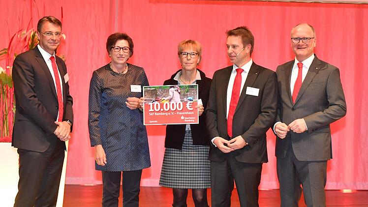Stephan Kirchner, Vorstandsvorsitzender der Sparkasse, übergab  gemeinsam mit Vorstandsmitglied Thomas Endres einen  Scheck über 10 000 Euro, für das Frauenhaus in Trägerschaft des Sozialdienstes katholischer Frauen (SkF). Ronald Rinklef