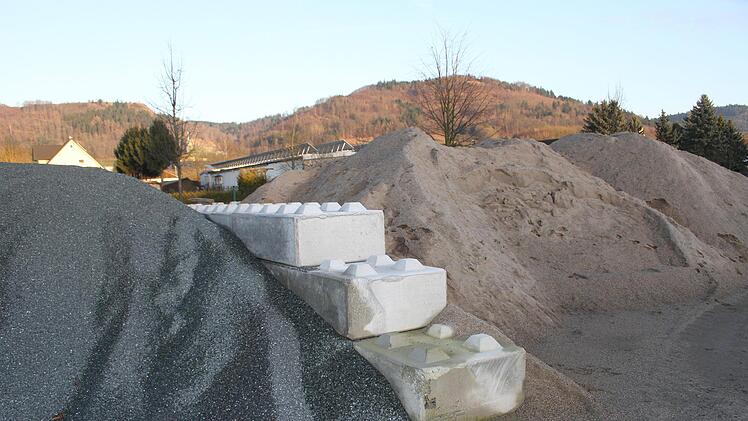 Die Legowürfel aus Beton  dienen als witzige Eingrenzung für Baumaterialien. Foto: Sonny Adam