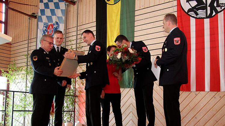 Bastian Selig, Wolfgang Kautny, Andreas Haagen und Björn Bethge überreichen die Ehrenurkunde zum Ehrenkommandanten. Foto: Richard Sänger