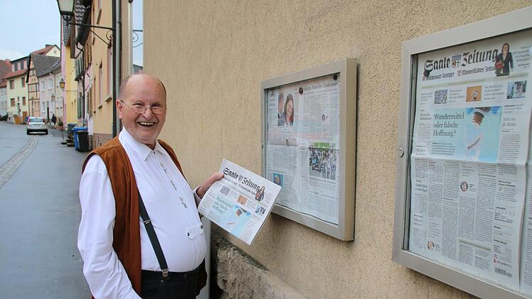 Karl Beudert hängt jeden Morgen die Zeitung in seine Schaukästen. Am 7. Mai feiert er seinen 80. Geburtstag.Thomas Malz