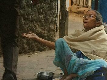 Armenhäuser in Indien sollen mit dem Stiftungsgeld unterstützt werden. Der Coburger Helferkreis des CED kümmert sich um die medizinische Versorgung und zahlt die Betriebskosten.CED