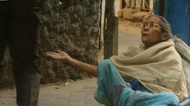 Armenhäuser in Indien sollen mit dem Stiftungsgeld unterstützt werden. Der Coburger Helferkreis des CED kümmert sich um die medizinische Versorgung und zahlt die Betriebskosten.CED