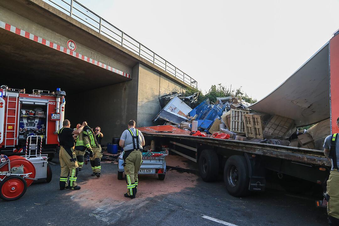 Bei Würzburg: Spektakulärer Sturz auf der A3 – Sattelzug fällt  von Autobahnbrücke auf Staatsstraße