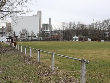 Die Verantwortlichen von Infiana fürchten, dass mit der Wohnbebauung des Jahn-/ATSV-Geländes "nicht abschätzbare Risiken" auf die Firma zukommen. Foto: Barbara Herbst
