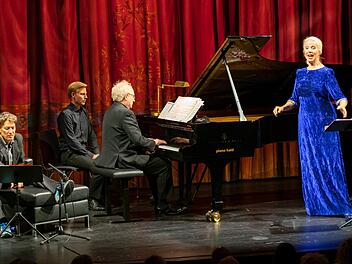 Die Mezzosopranistin Anne Sofie von Otter, der Pianist Bengt Forsberg und der Schauspieler Tobias Moretti gestalteten einen Shakespeare-Abend zum Abschluss des Festivals "Lied & Lyrik" im ETA-Hoffmann-Theater Bamberg.Foto: Matthias Hoch