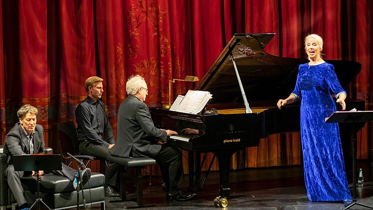 Die Mezzosopranistin Anne Sofie von Otter, der Pianist Bengt Forsberg und der Schauspieler Tobias Moretti gestalteten einen Shakespeare-Abend zum Abschluss des Festivals "Lied & Lyrik" im ETA-Hoffmann-Theater Bamberg.Foto: Matthias Hoch
