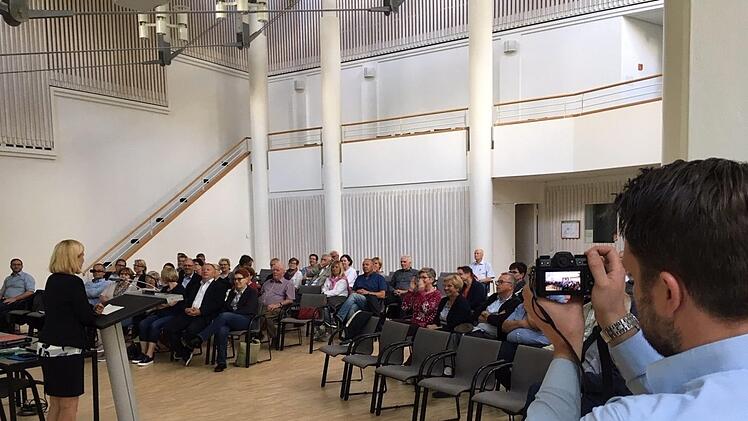 Kreisrätin Regine Breyther begrüßte die Delegation aus der Rhön im Landratsamt Goslar.Ralf Ruppert