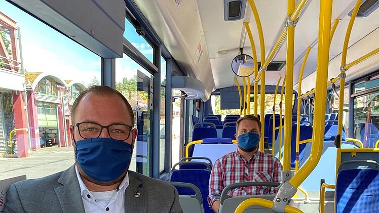 Landrat Sebastian Straubel und Dennis Flach, Sachbearbeiter Verkehrswesen und ÖPNV am Landratsamt Coburg, haben in einem der Busse für die Schülerbeförderung Platz genommen. Foto: Corinna Rösler