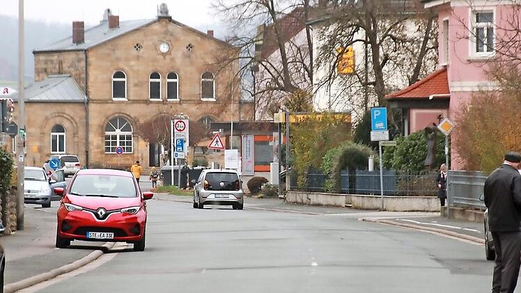 Für den Bahnhof (Bildmitte) und seinen Vorplatz wird momentan ein Nutzungskonzept erarbeitet. Vieles müsse hierzu erst noch entwickelt werden, sagt Bürgermeister Kohmann, so dass dort wohl erst 2023 mit der Umgestaltung begonnen werden kann.
