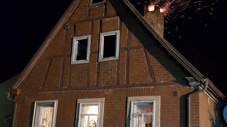 Wenn ein Kamin Feuer fängt, sind im Dunkeln die Flammen und Funken weit zu sehen. Foto: Christian Nöth/Archiv