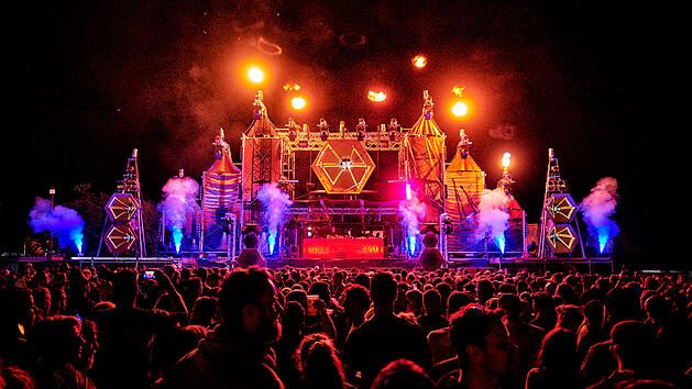 Eine tobende Menge beim Line-Up f&uuml;r 2023 auf dem Burning Beach Festival