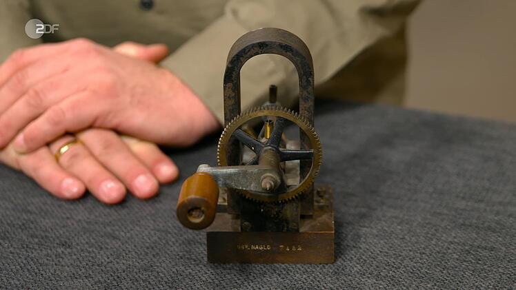 Der Drehstromgenerator aus der Zeit zwischen 1872 und 1897 war 50 bis 80 Euro wert. Bei den 50 Euro von Christian Vechtel schlug der Verkäufer sofort ein.