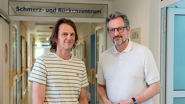 Dr. Eckart von Hirschhausen (rechts) mit Schmerzspezialist Dr. Kay Niemier. Dr Kay Niemier sieht täglich Patientinnen und Patienten, die Schmerzmittel in zu hohen Dosen oder ungesunden Kombinationen nehmen.