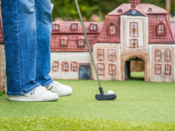 Durch 18 Bahnen kann man beim Adventure Golf in Pleinfeld spielerisch die Region entdecken. Der Ball rollt durch die F&uuml;rst Carl Schlossbrauerei, vorbei an einem Fachwerkhaus, entlang des Ellinger R&ouml;merkastells, &uuml;ber die ber&uuml;hmte Steinerne Rinne bis hinunter zum Brombachsee.
