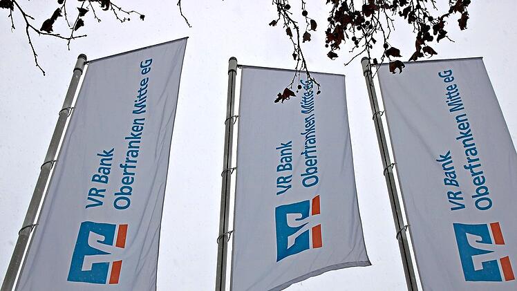 Die Fahnen der VR-Bank Oberfranken Mitte flattern im Wind. Jochen N&uuml;tzel