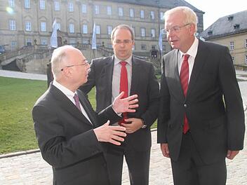 Staatskanzlei-Chef Thomas Kreuzer (rechts) war nach  Kloster Banz gekommen und diskutiert hier mit Landrat Christian Meißner (Mitte) und Rainer Taubert. Foto:  Gerda Völk