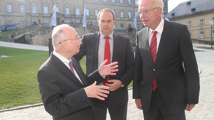 Staatskanzlei-Chef Thomas Kreuzer (rechts) war nach  Kloster Banz gekommen und diskutiert hier mit Landrat Christian Meißner (Mitte) und Rainer Taubert. Foto:  Gerda Völk