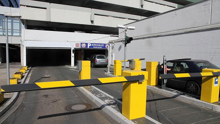 Kein Parkplatz gefunden? Pech gehabt - einen Euro kostet es trotzdem! Foto: Michael Busch