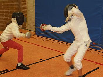 Maria Deichsel und René Wiefek zeigen in einem Schaukampf einige Stöße und Paraden. Fotos: Sonja Adam
