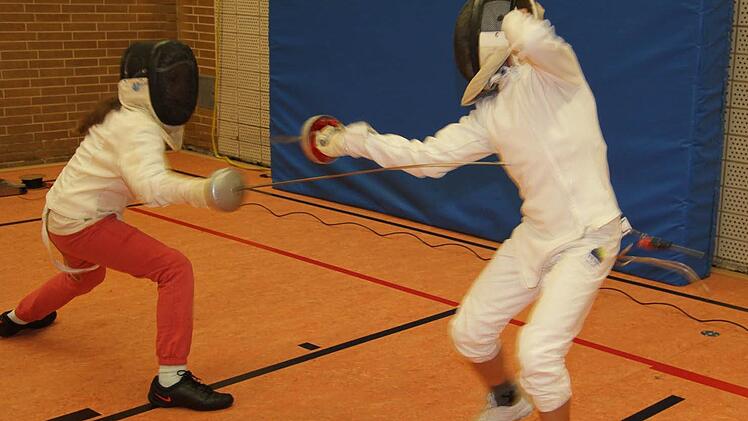 Maria Deichsel und René Wiefek zeigen in einem Schaukampf einige Stöße und Paraden. Fotos: Sonja Adam