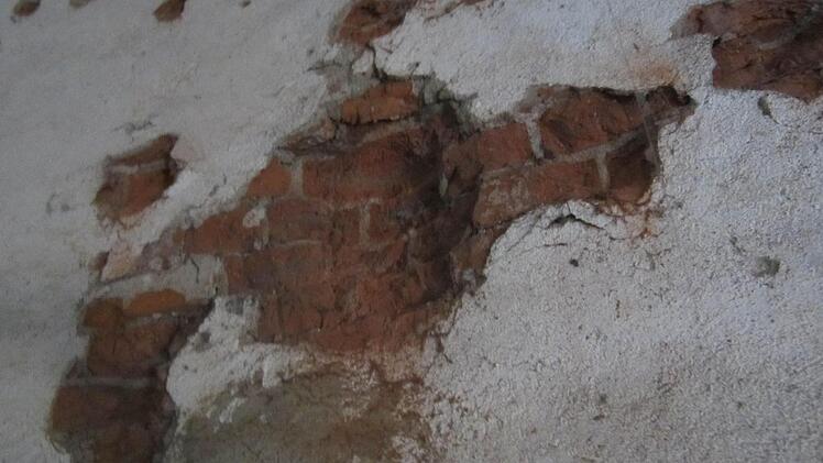 m Inneren des Wasserturms: Einschusslöcher aus den letzten Tagen des Zweiten Weltkriegs.m Inneren des Wasserturms: Einschusslöcher aus den letzten Tagen des Zweiten Weltkriegs.
