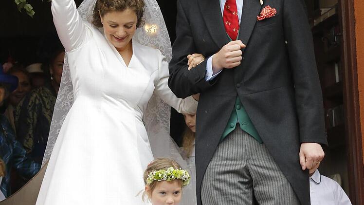 Das Hochzeitspaar nach dem Gottesdienst  Foto: Matthias Hoch
