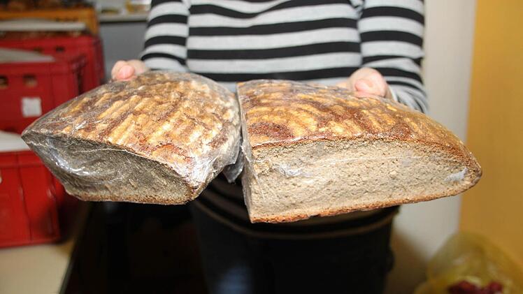 Vorbildlich: Gespendetes Brot vom Becker, sauber in Folie verpackt.  Foto: Dagmar Besand