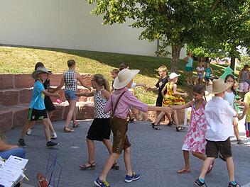 Mit Tänzen und Spielen weihten auch die Kinder den neuen Oberleichtersbacher Pausenhof ein. Foto: Wolfgang Saam
