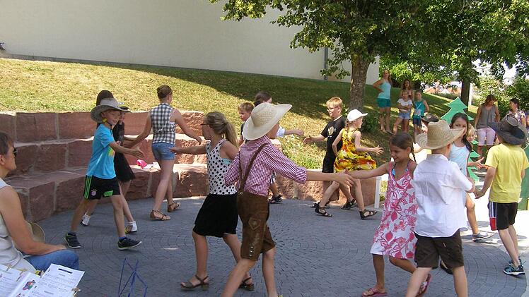 Mit Tänzen und Spielen weihten auch die Kinder den neuen Oberleichtersbacher Pausenhof ein. Foto: Wolfgang Saam