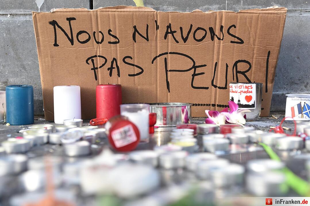 Weltweit gedenken Menschen den Opfer des Terrors von Paris