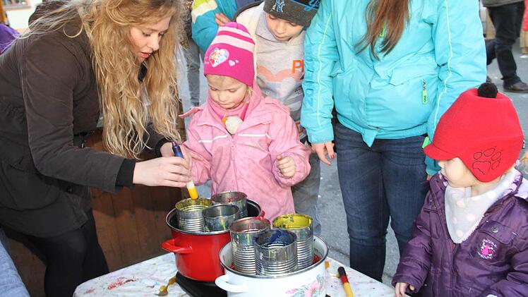 Kerzeneinfärben war der Renner bei den Kindern. Foto: Gerda Völk