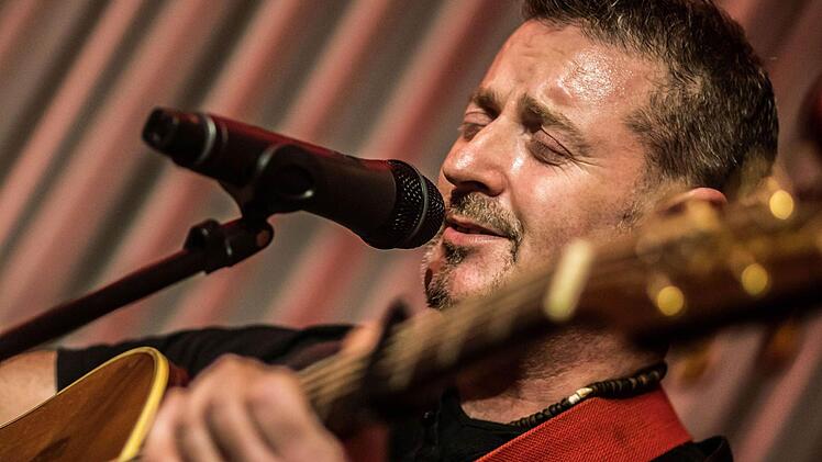 Pat Coyne an der Gitarre beim Gastspiel mit Seán Keane in Coburg. Foto: Jochen Berger