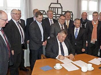 Der Himmelkroner Bürgermeister Gerhard Schneider unterzeichnete als Vorsitzender im Beisein seiner Kollegen als Erster die Satzung des Vereins. Foto: Werner Reißaus