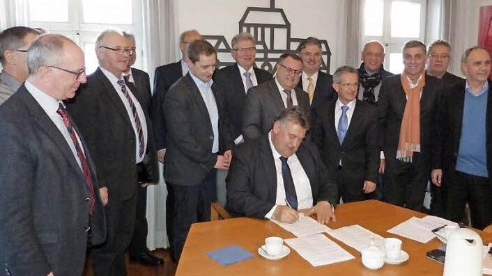 Der Himmelkroner Bürgermeister Gerhard Schneider unterzeichnete als Vorsitzender im Beisein seiner Kollegen als Erster die Satzung des Vereins. Foto: Werner Reißaus