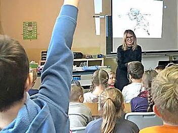 Die Schüler der ersten bis vierten Klasse haben viele Fragen an die Buchautorin Sonja Kaiblinger. Fotos: Annabelle Gunzelmann